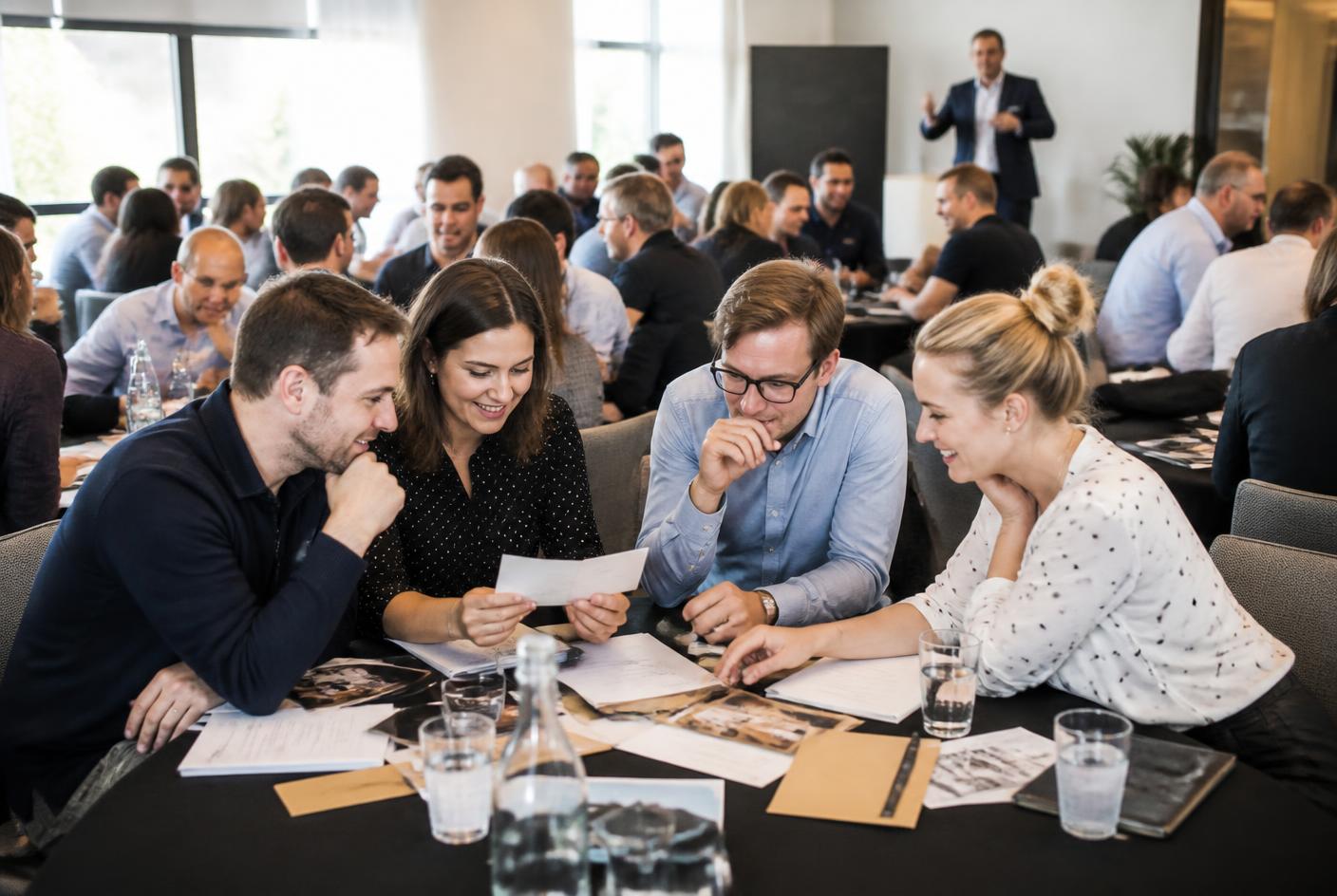 Collega's lossen samen een aanwijzing op tijdens een bedrijfsevenement